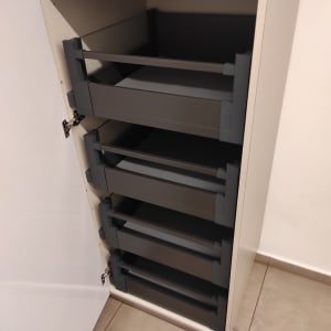 ארון פתוח עם מדפים ריקים לניקוי