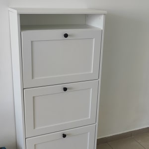 ארון לבן עם שלוש דלתות נפתחות