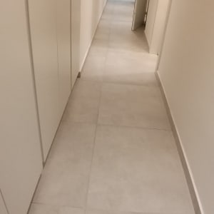 מסדרון עם רצפה נקייה ודלת פתוחה