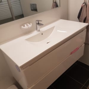 כיור שיש לבן עם ברז כרום