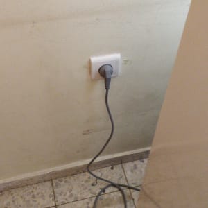 שקע חשמל עם תקע מחובר לקיר