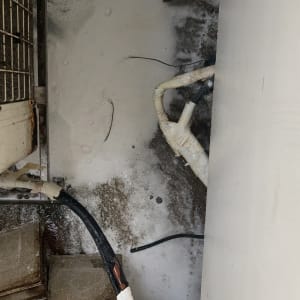 צינורות ומזגן עם סימני חלודה