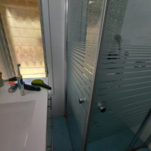 מקלחון זכוכית עם דלתות מחוסמות ודוש