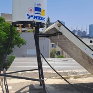 דוד שמש על גג עם קולטים סולאריים
