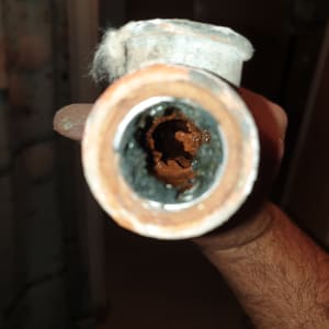 צינור חלוד עם סתימה פנימית