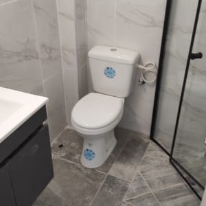 שירותים עם רצפה מלוכלכת ואריחים נקיים