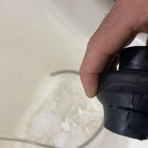 יד מחזיקה אטם גומי שחור עם סדקים