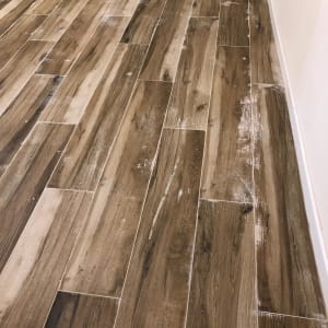 רצפת עץ עם סימני ניקוי לבנים