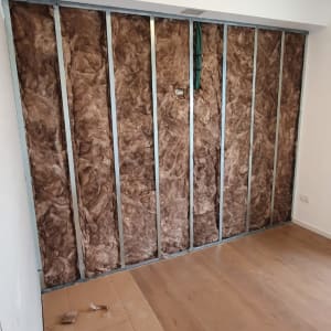 קיר גבס עם מסגרת מתכת ובידוד פנימי