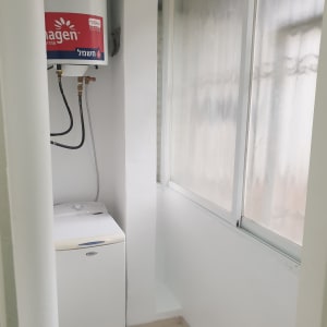 דוד שמש עם צינורות מחוברים לקיר