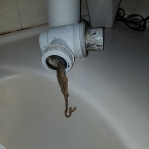 צינור סתום עם לכלוך נוזל החוצה