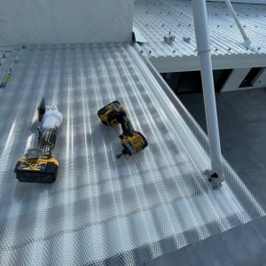 כלי עבודה על גג מתכת גלי