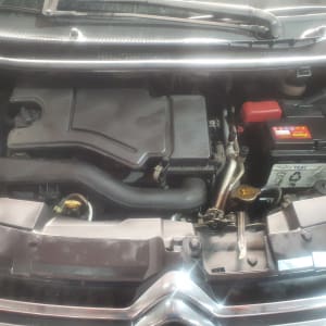 מנוע רכב עם מצבר, צינורות ומכסה פלסטיק