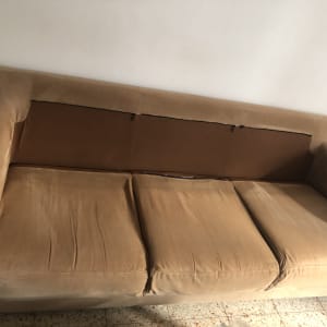 ספה חומה עם כתמים על המושב