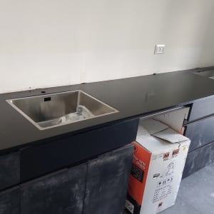 שיש שחור עם כיור נירוסטה במטבח