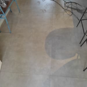 רצפה מלוכלכת עם כבל חשמל ודלי צהוב