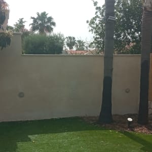 דשא סינתטי עם כדור ירוק וגדר במבוק