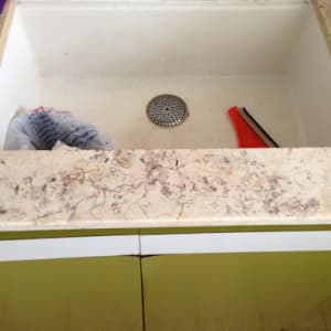 שיש בהיר עם כיור וכלי ניקוי