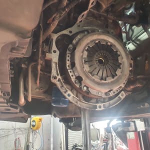 מערכת מצמד חשמלי ברכב בתהליך תיקון