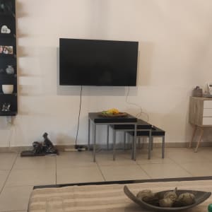 טלוויזיה תלויה על הקיר עם כבלים חשמליים