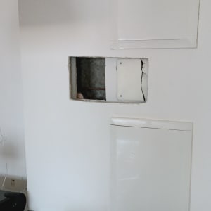 חור בקיר עם לוחות גבס מונחים בצד