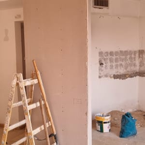 סולם, קיר גבס, כלי עבודה וחומרי בנייה בשיפוץ