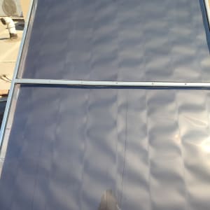 קולטן שמש עם מסגרת מתכת על גג