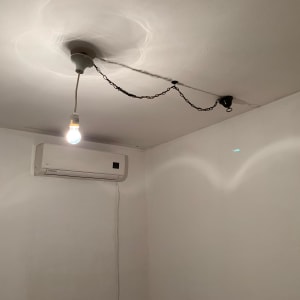 מנורה תלויה מהתקרה עם חוט חשמל חשוף