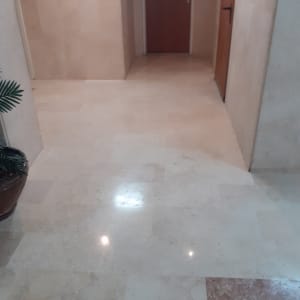 רצפה מבריקה במסדרון עם דלתות