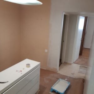 חדר בצביעה עם מגש צבע ומברשת