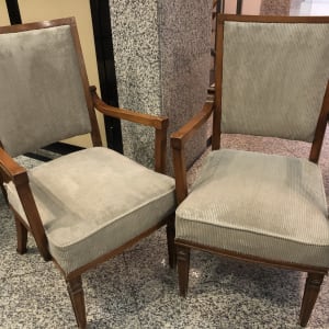 שני כיסאות מרופדים בבד אפור עם מסגרת עץ