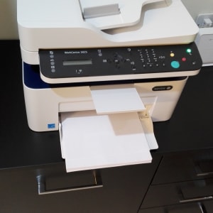 מדפסת Xerox WorkCentre 3025 על שולחן שחור