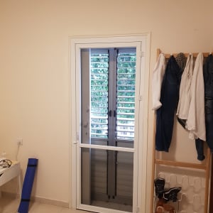 דלת אלומיניום עם תריסים פנימיים