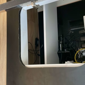 דלת עץ עם צירים פתוחה על שולחן עבודה