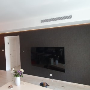 קיר עם טפט כהה וטלוויזיה תלויה