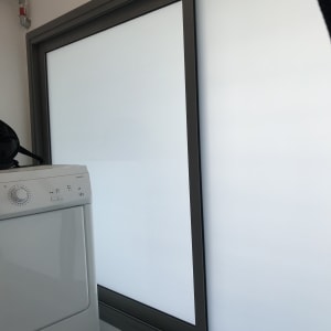 מסגרת חלון אלומיניום עם זכוכית חלבית