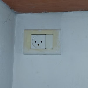 שקע חשמל בקיר לבן עם מתג