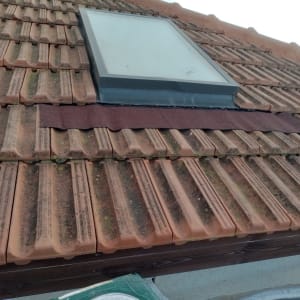 רעפים חומים עם חלון גג מרובע