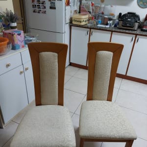 שני כיסאות מרופדים בבד בהיר במטבח