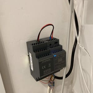 יחידת ספק כוח לאינטרקום עם חוטים מחוברים