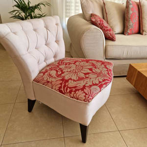 כורסה מרופדת בבד פרחוני אדום ולבן