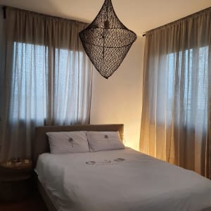 מנורת תקרה מעוצבת תלויה בחדר שינה