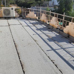 גג עם יריעות איטום ומזגן על הגג