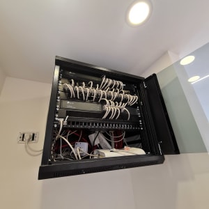 ארון תקשורת עם כבלים ומתגים מחוברים