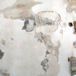 קיר עם קילופי צבע ותיקונים נדרשים