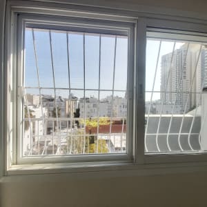 חלון אלומיניום עם סורגים חיצוניים