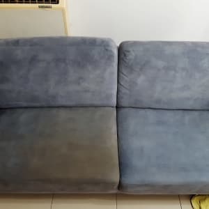 ספה עם כתם כהה בצד אחד, מגבת צהובה על הרצפה