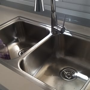 כיור נירוסטה עם ברז גבוה וסבון נוזלי