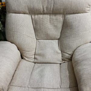 כורסה מבד בהיר עם כתמים קלים