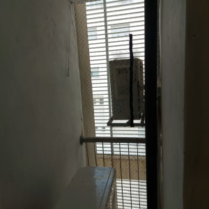 רשת מתכת מותקנת למניעת כניסת יונים